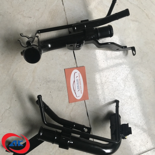 ỐNG NƯỚC TRÊN ĐỘNG CƠ SẮT TOWNER 950A - EA0100-300 / 6390BE41303015 / 17830-82J00/YK5
