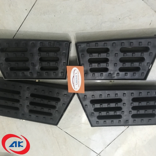 BÀN ĐẠP NHỰA LÊN XUỐNG CABIN FD9500/FLD9000 - G0545010002A0 / G0545010001A0