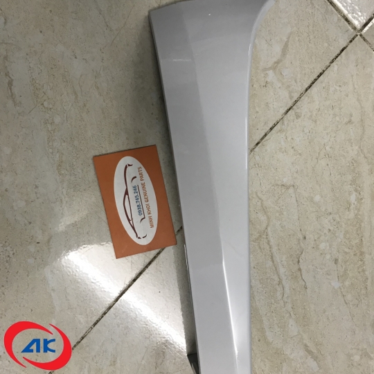 CUA ROONG ĐÈN PHA / ỐP MÍ DƯỚI ĐÈN PHA PHẢI IZ650 - AK5246