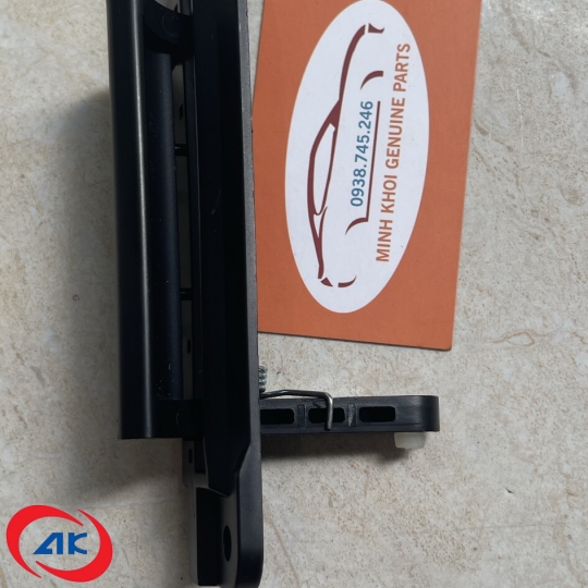 TAY NẮM MỞ NẮP CỐP SAU	SUZUKI APV/ DONGBEN SRM - MKT30950