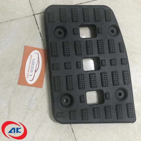 BÀN ĐẠP LÊN XUỐNG DƯỚI CABIN, PHẢI OLLIN 700A/800A- L0845030050A0