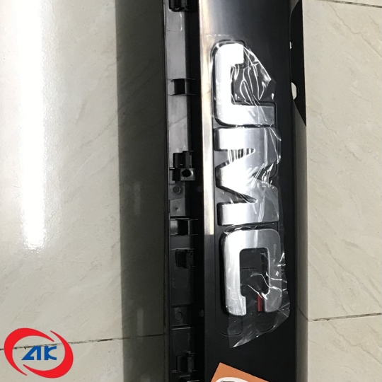 ỐP DƯỚI KÍNH CHẮN GIÓ	IZ650 - MLN5-24414-AA
